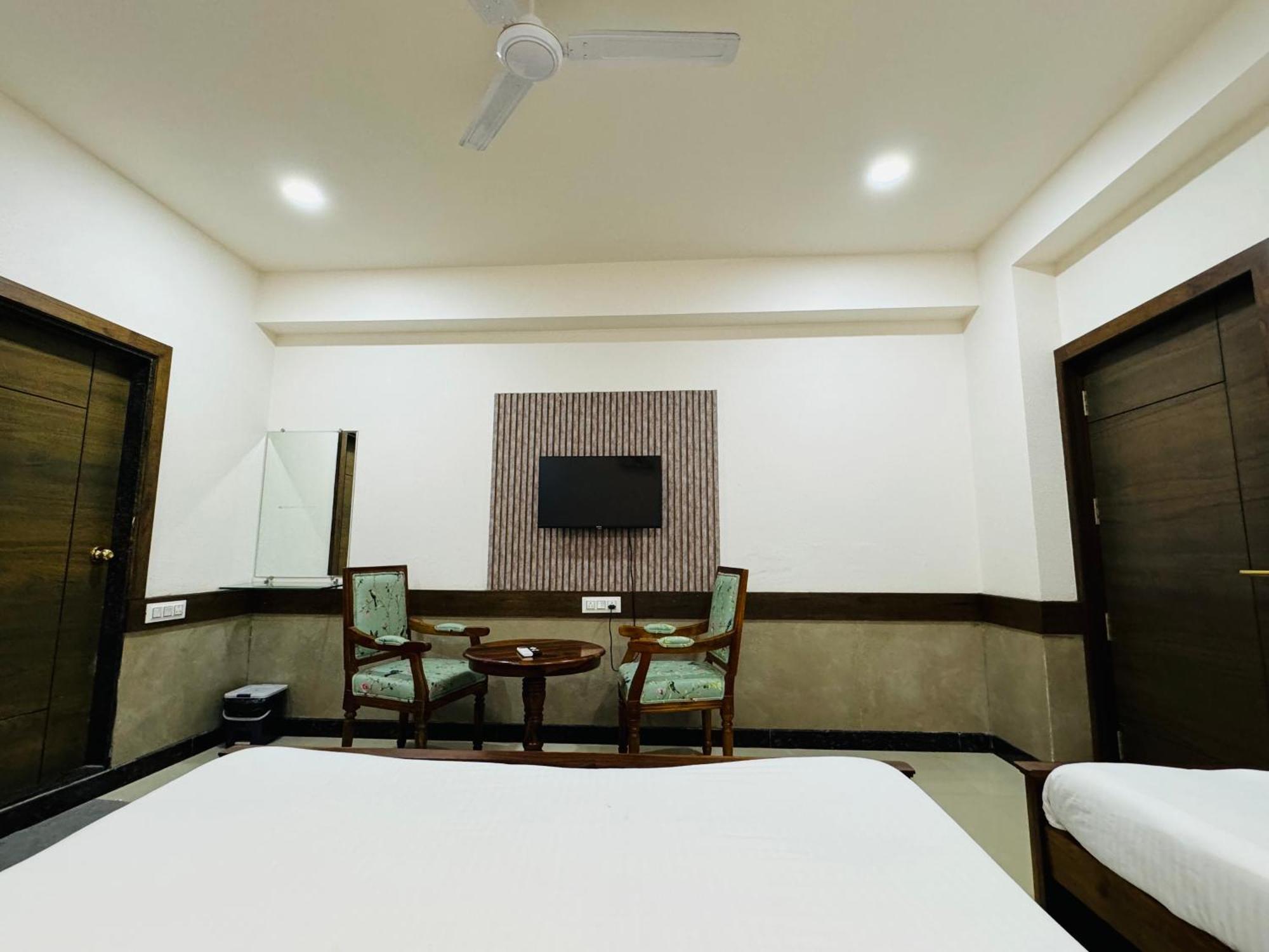 Hotel Tirth By Sonu'S Ujjain Room photo