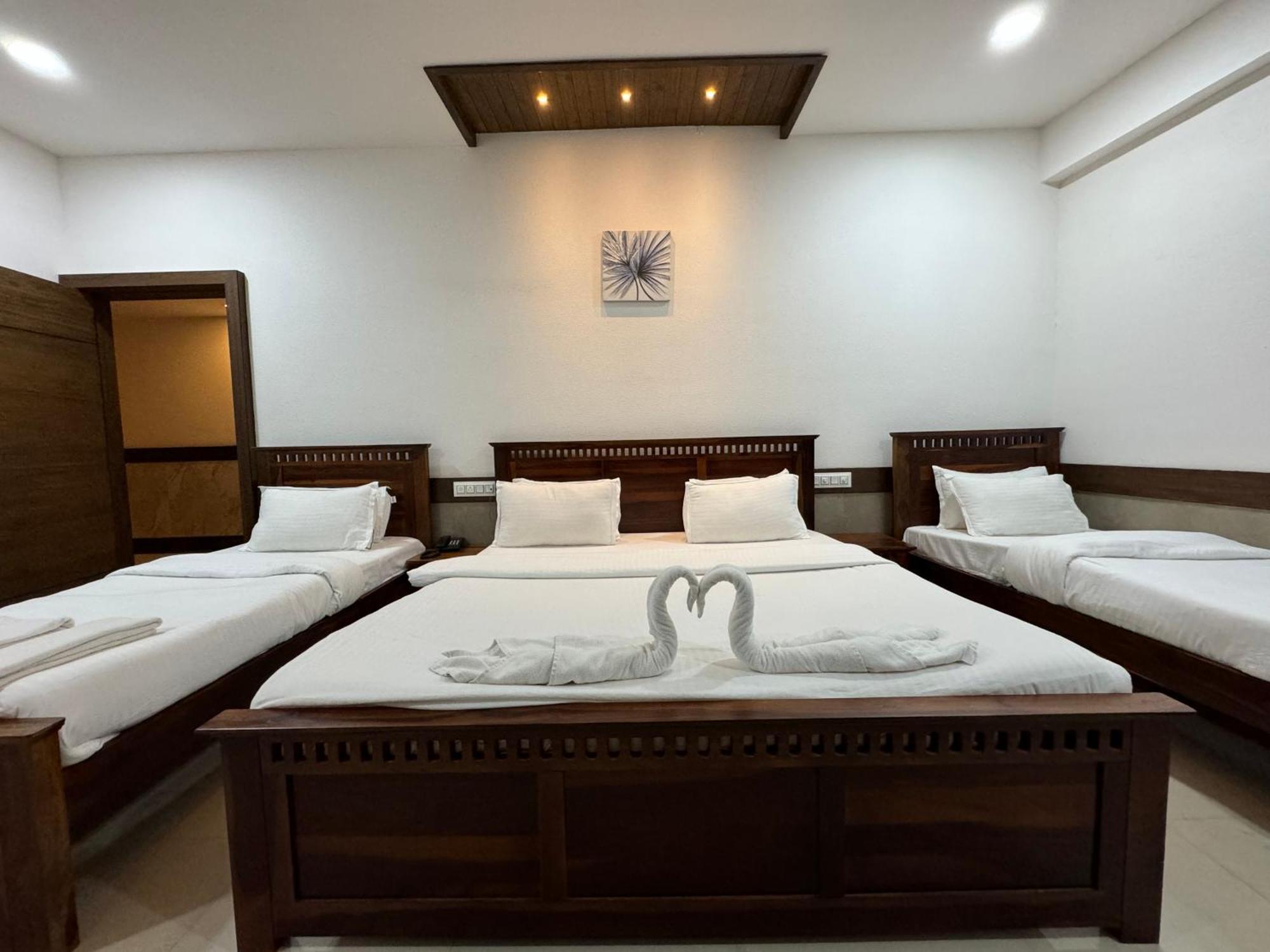 Hotel Tirth By Sonu'S Ujjain Room photo